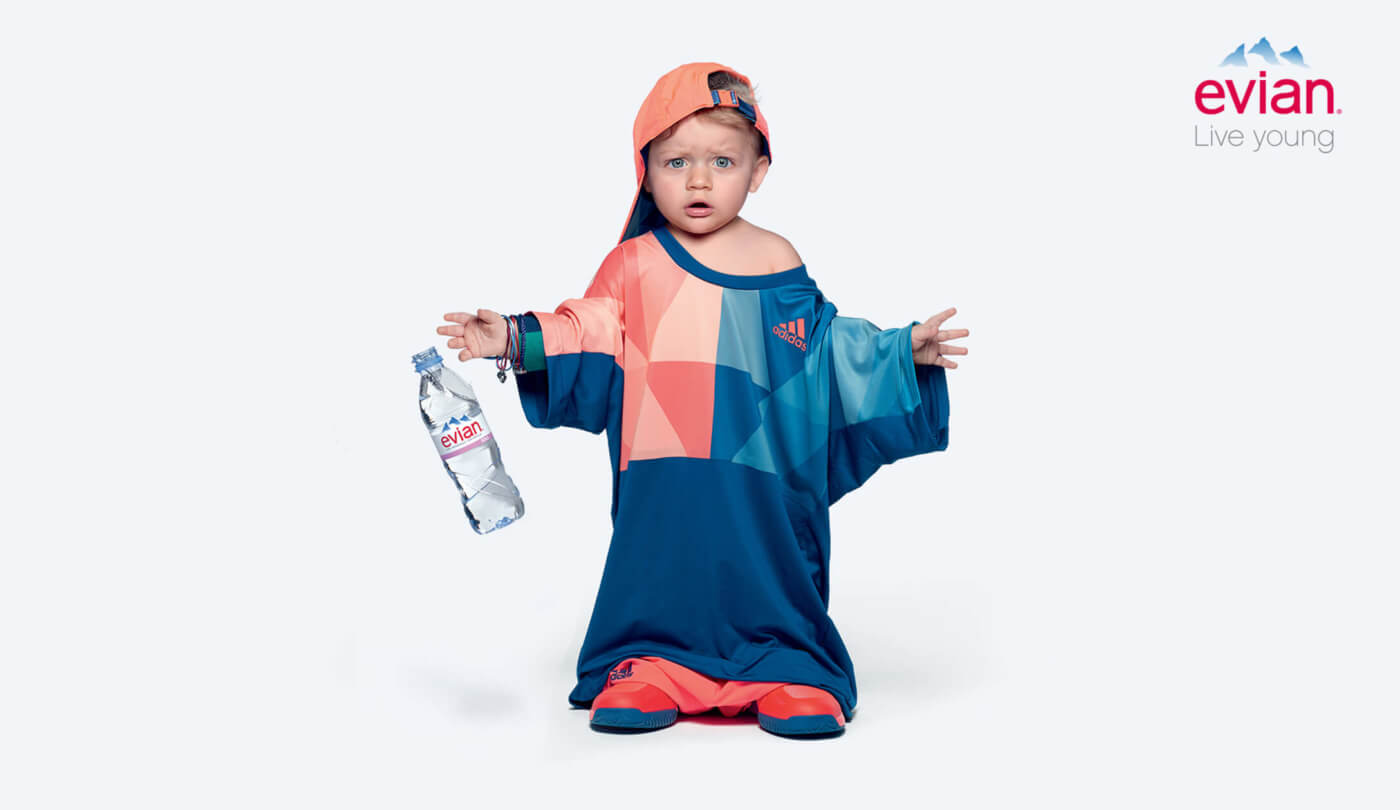 E-Board zeigt ein Kind mit Evian-Flasche