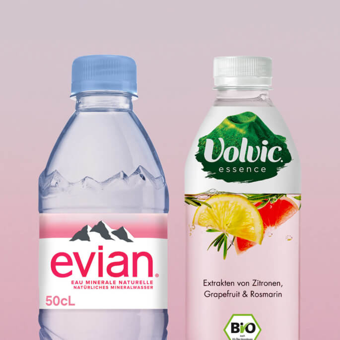 Je eine Flasche Evian und Volvic Mineralwasser
