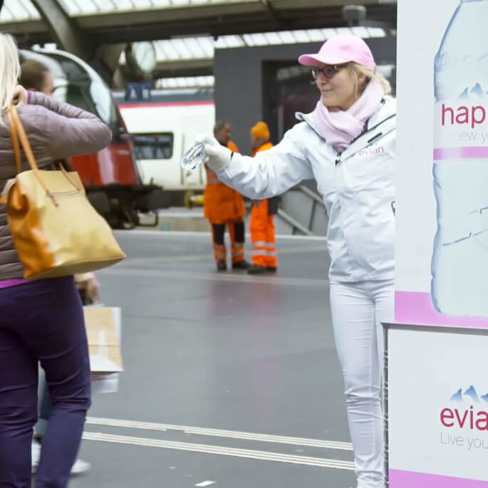 Produkt-Sampling für die Evian-Aktion Happy New You