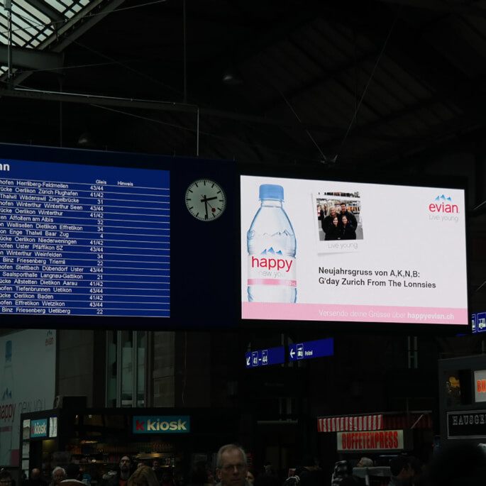 Digital-Out-of-Home-Plakat mit interaktivem Neujahrsgruß