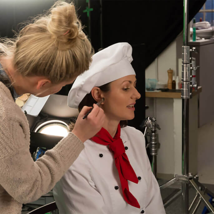 Die Köchin in einem Barilla-Werbespot wird geschminkt