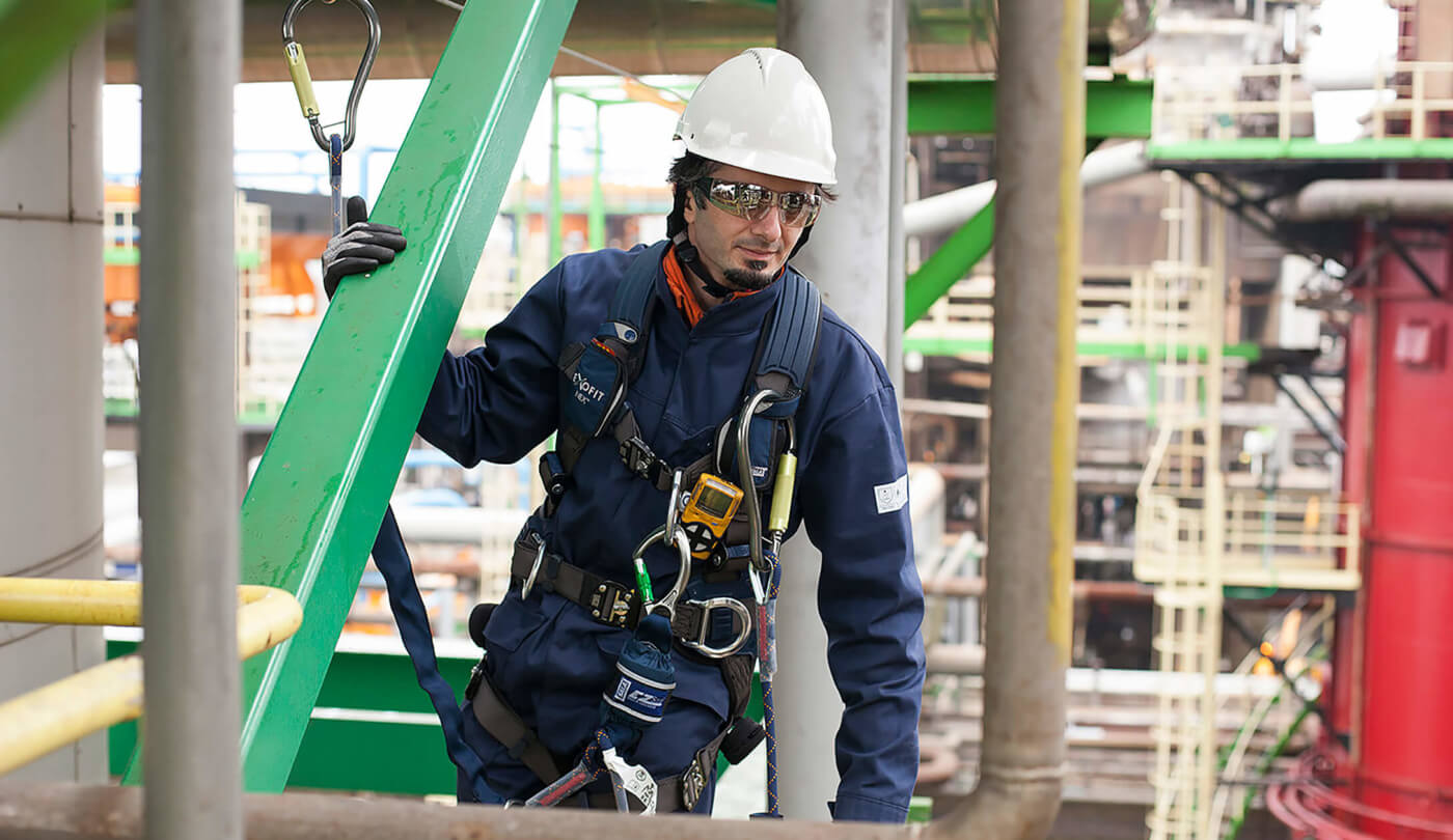 Mit Schutzkleidung von Möwius ausgerüsteter Bauarbeiter