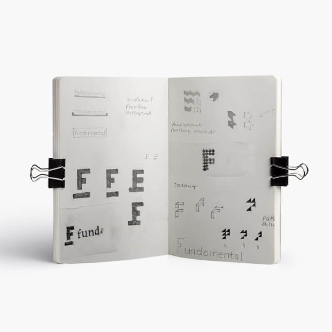 Skizzenbuch mit Ideen zur Logo-Entwicklung