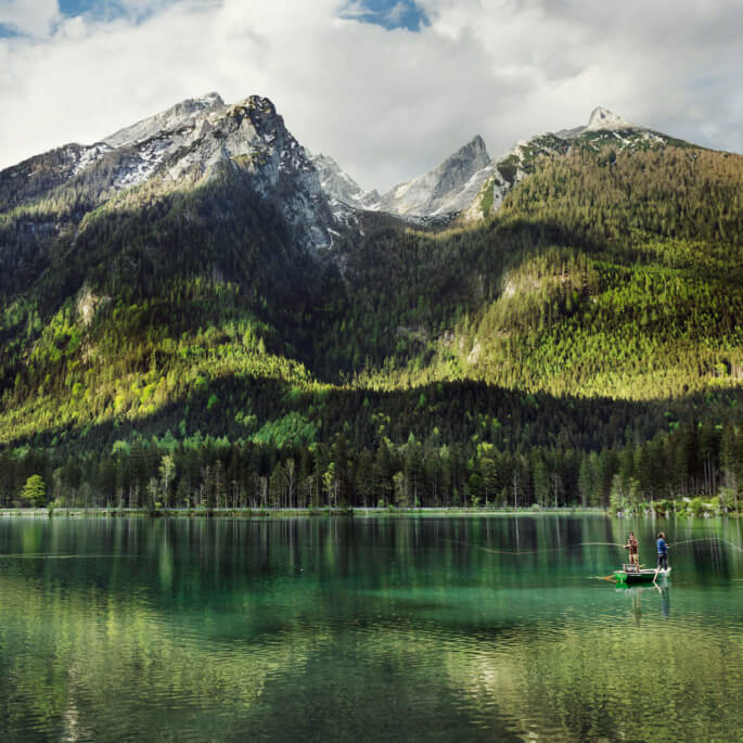 Berge und See mit Anglern als Motiv für den Website-Relaunch