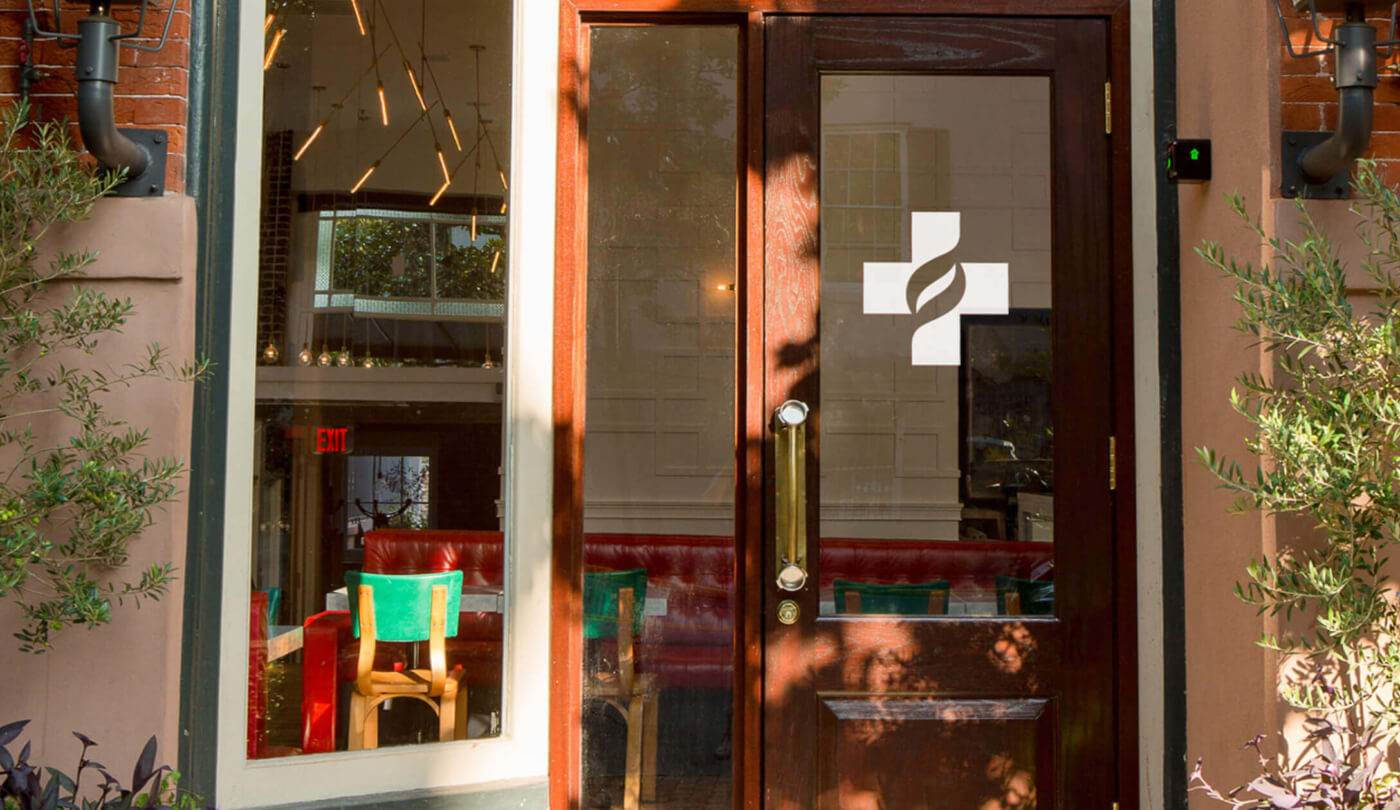 Eingangstür eines Cafés mit der stilisierten Kaffeebohne