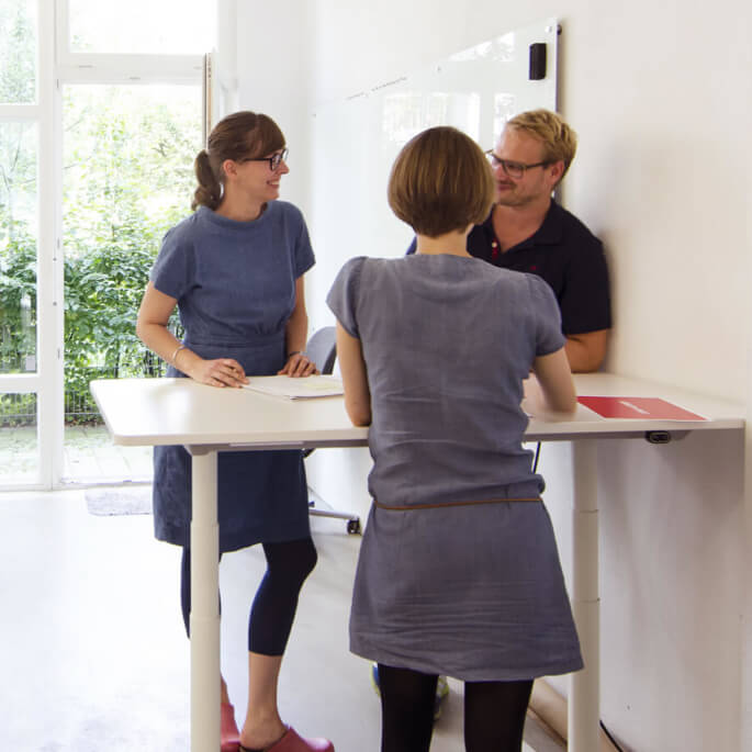 Mitarbeiter der Agentur DRID diskutieren über die Digitalstrategie für einen Kunden