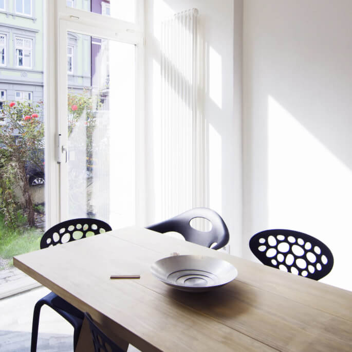 Historischer Tisch mit Industrial Design Objekt mit Blick auf die Arnoldstraße in Altona