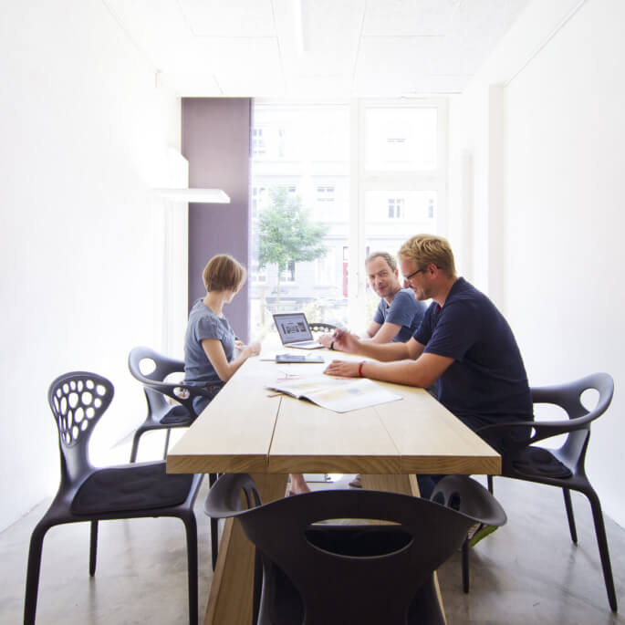 Meeting eines Projektteams an einem Konferenztisch