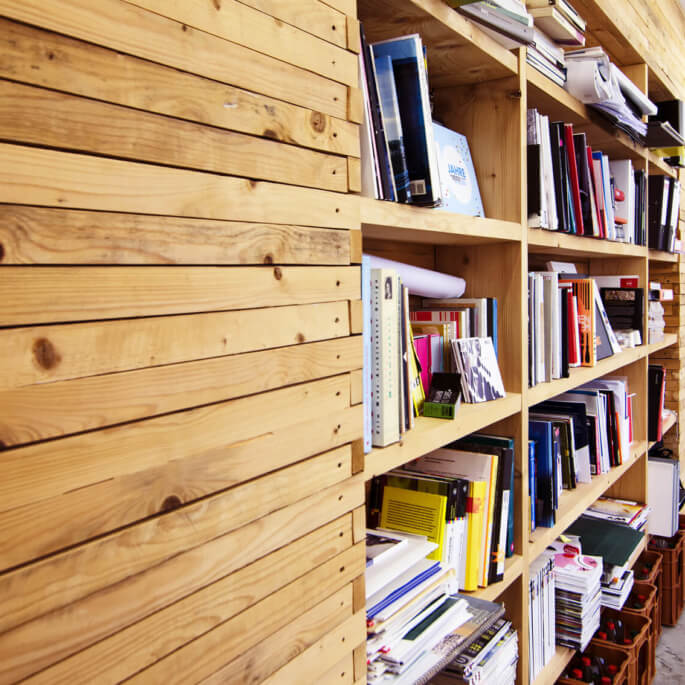 Regal mit Fachbüchern und Zeitschriften zum Thema Webdesign