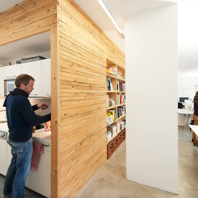 Blick auf Details des denkmalgeschützten Kontorhauses in Hamburg Altona