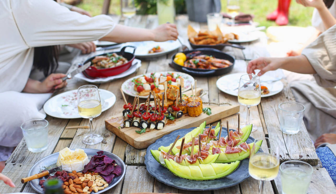 Esstisch auf einer rustikalen Sommerparty